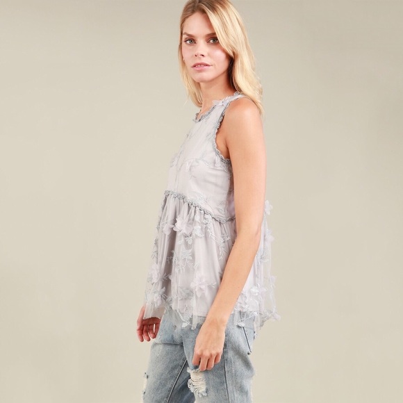 LAST ONE - LARGE Gray Sleeveles Top Flower Detail - Picture 3 of 7